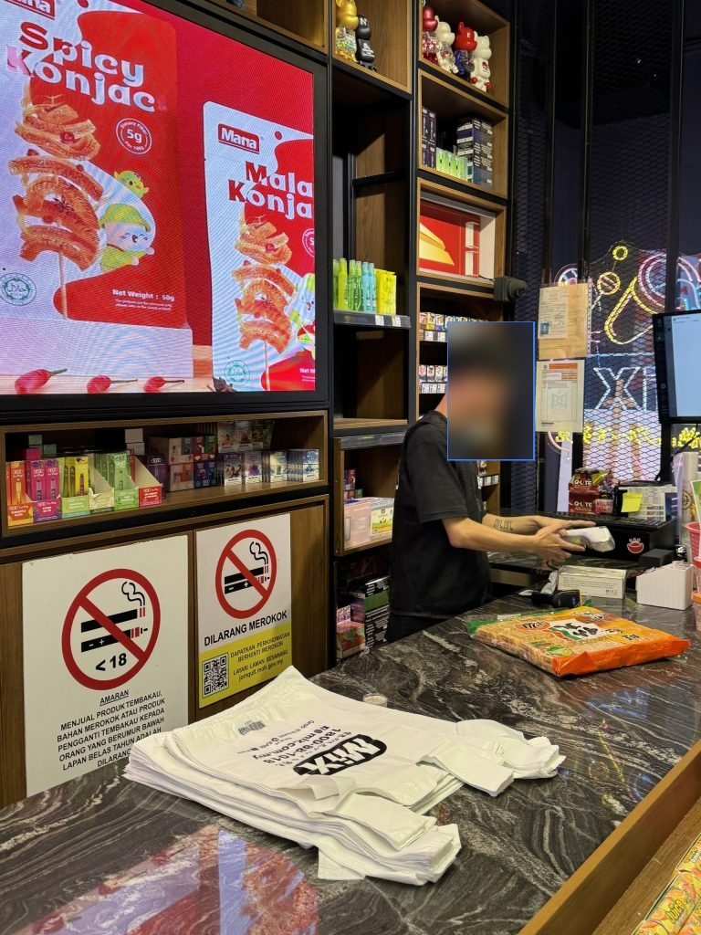 Larangan pameran di kaunter jualan di kedai serbaneka